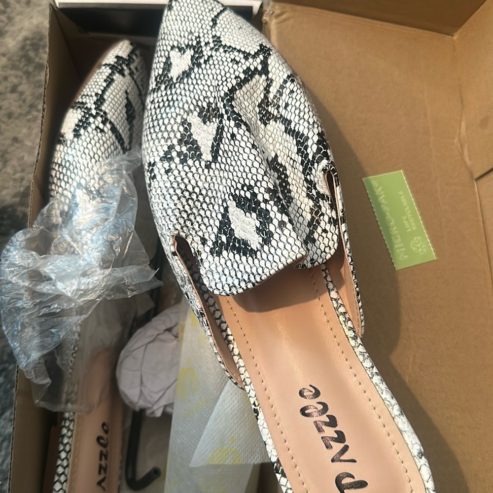 Women’s slides size 11